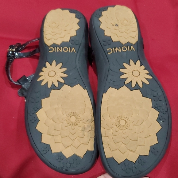 Vionic Black Julie Sandals with Floral T-Strap Design - Picture 5 of 8